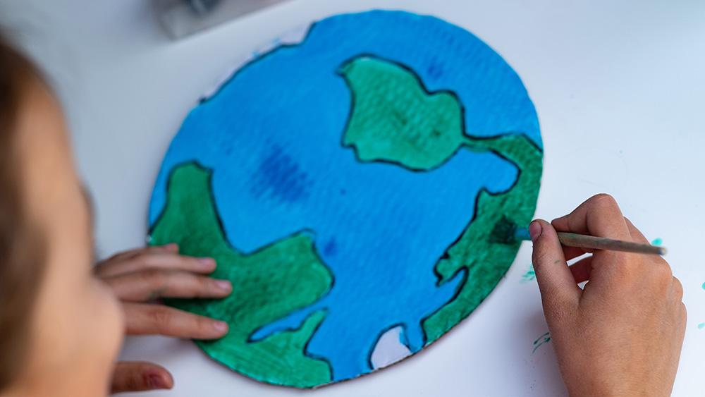 Child drawing the earth