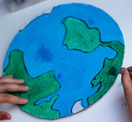 Child drawing the earth