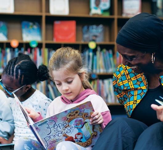 Gloria Ladson-Billings reading books with children in library